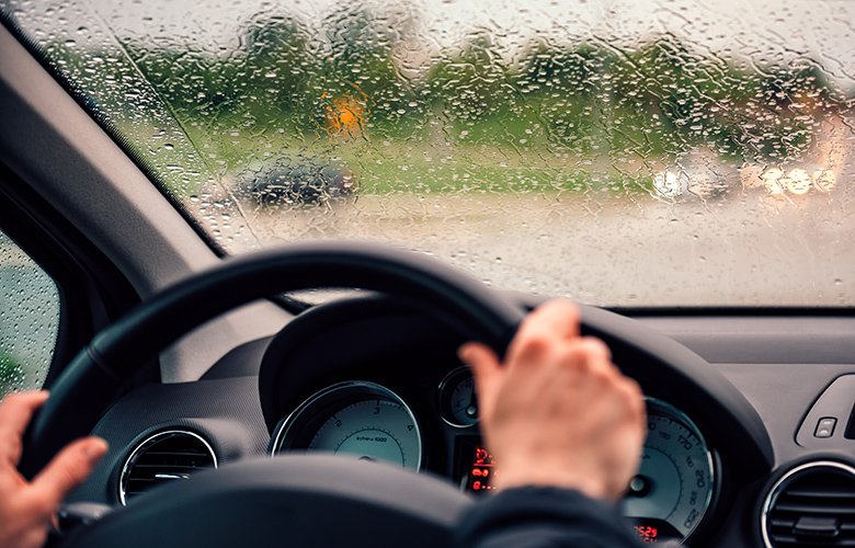 Οι συμβουλές για ασφαλή οδήγηση στη βροχή – News.gr
