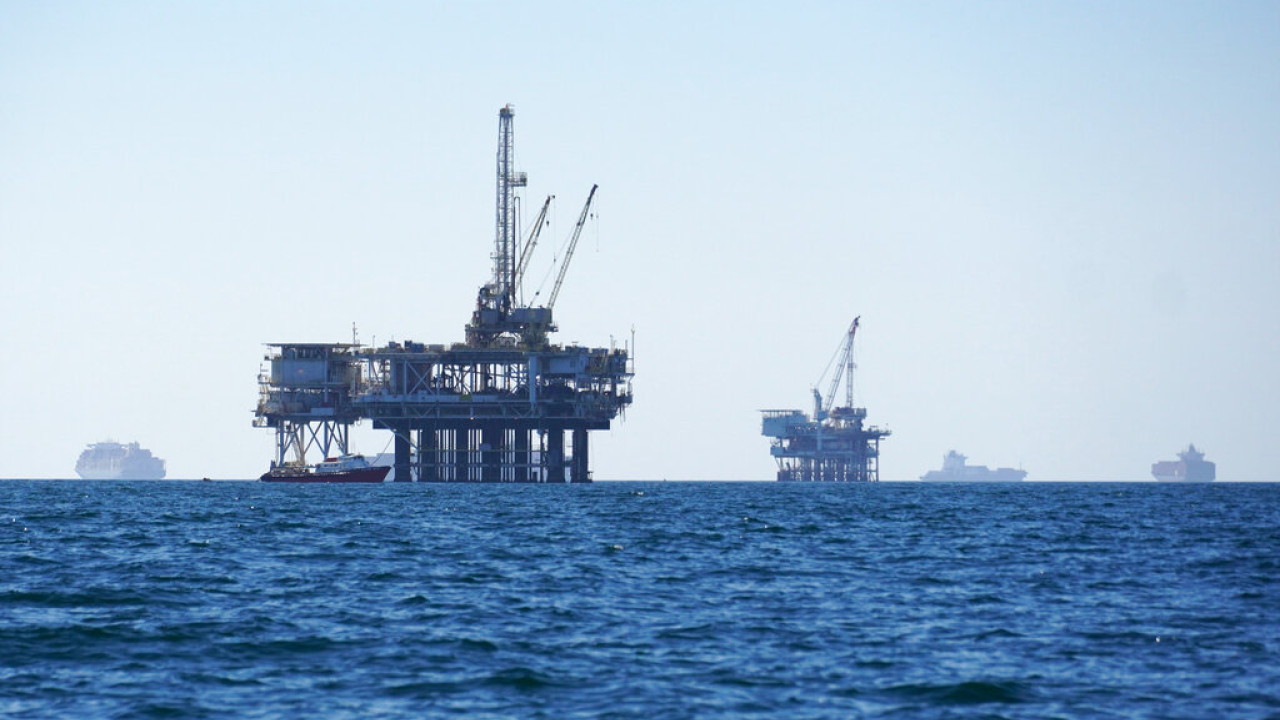 OPEC+: Μείωση της ημερήσιας παραγωγής κατά 2 εκατ. βαρέλια