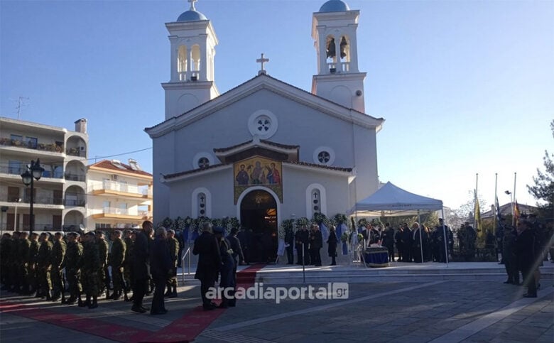 Βουβός πόνος στην κηδεία του Μάριου Μιχαήλ Τουρούτσικα – Οι πρώτες εικόνες – News.gr