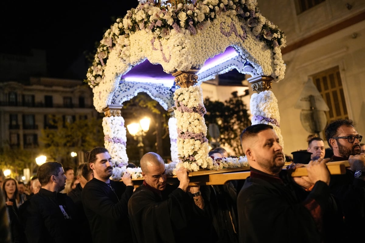Μεγάλη Παρασκευή - Επιτάφιος Θρήνος: Live η Ακολουθία για την Κορύφωση του Θείου Δράματος