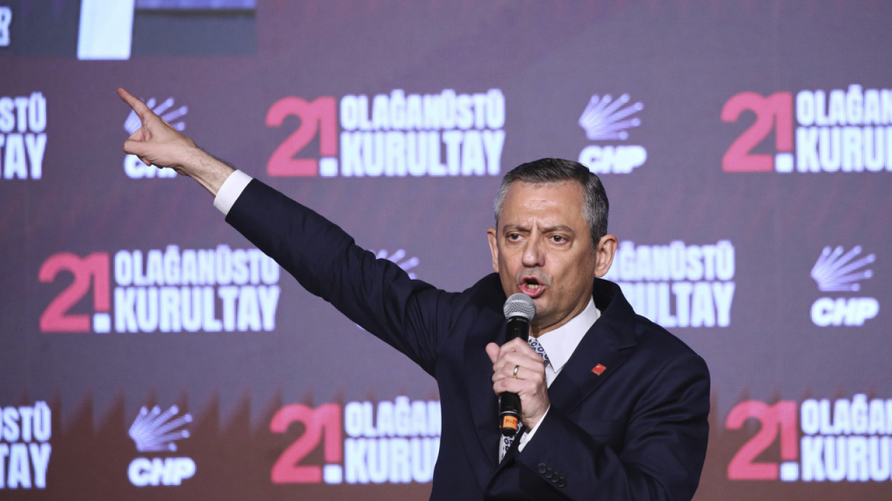 Τουρκία: Ο Οζγκιούρ Οζέλ επανεξελέγη στην ηγεσία του CHP - «Αρχηγός χούντας ο Ερντογάν