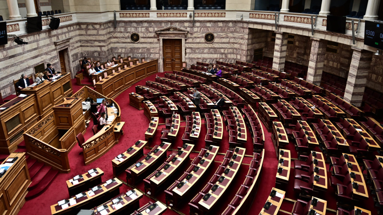 Βουλή: Ενημέρωση Παπασταύρου και ανησυχία βουλευτών για την δόμηση σε οικισμούς κάτω των 2.000 κατοίκων 