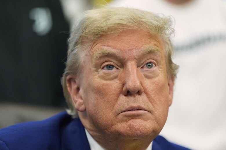 Ο Τραμπ διαψεύδει ότι έχει εγκρίνει σχέδια για αμερικανική επίθεση στο Ιράν