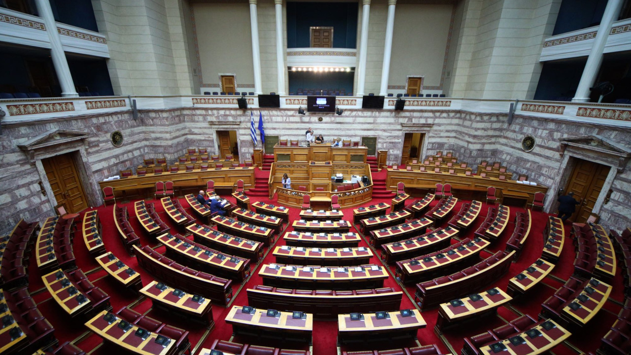 Live η «μάχη» στη Βουλή για τα Τέμπη