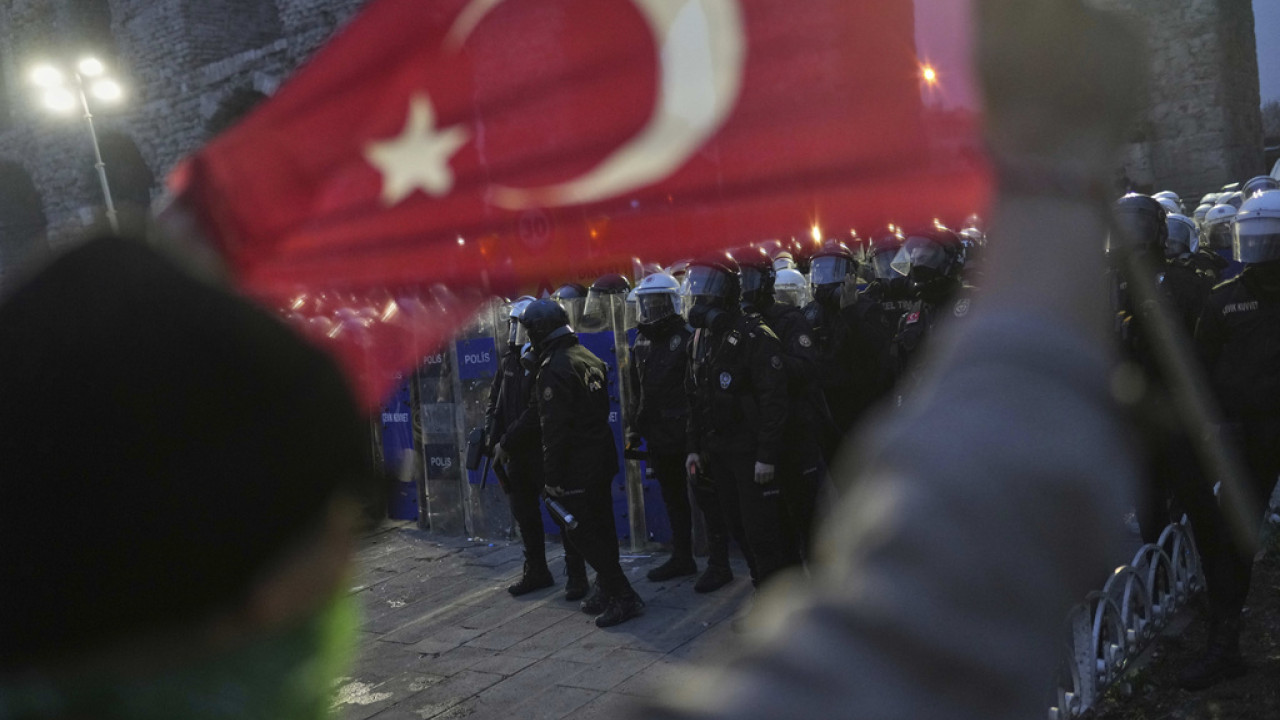 Τουρκία: Συνεχίζεται το κυνήγι των δημάρχων της αντιπολίτευσης στην Τουρκία