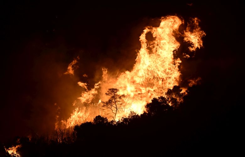 Το πύρινο μέτωπο εκτείνεται στα 5 χιλιόμετρα – News.gr