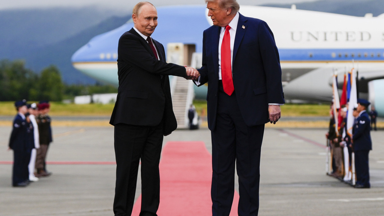 «Αηδιαστική, ντροπιαστική και εν τέλει, άχρηστη»: Πώς σχολιάζει ο ουκρανικός Τύπος τη συνάντηση Τραμπ - Πούτιν