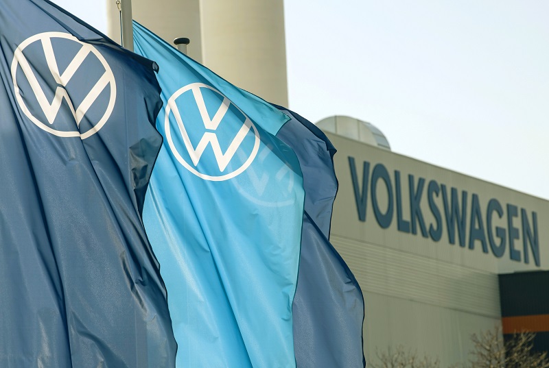Η Volkswagen μειώνει και διακόπτει την παραγωγή σε γερμανικά εργοστάσια ηλεκτρικών οχημάτων