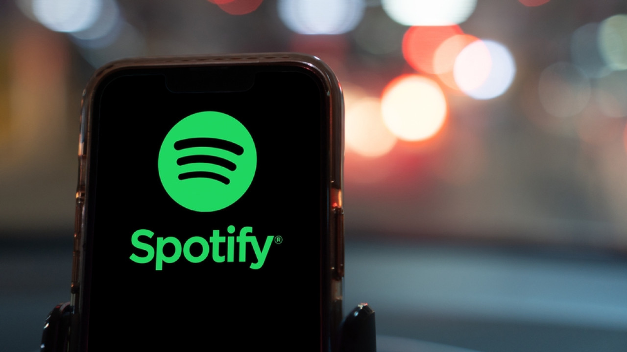 Η Spotify πιέζει την ΕΕ για τους κανόνες τεχνολογίας, βάζοντας στο στόχαστρο την Apple
