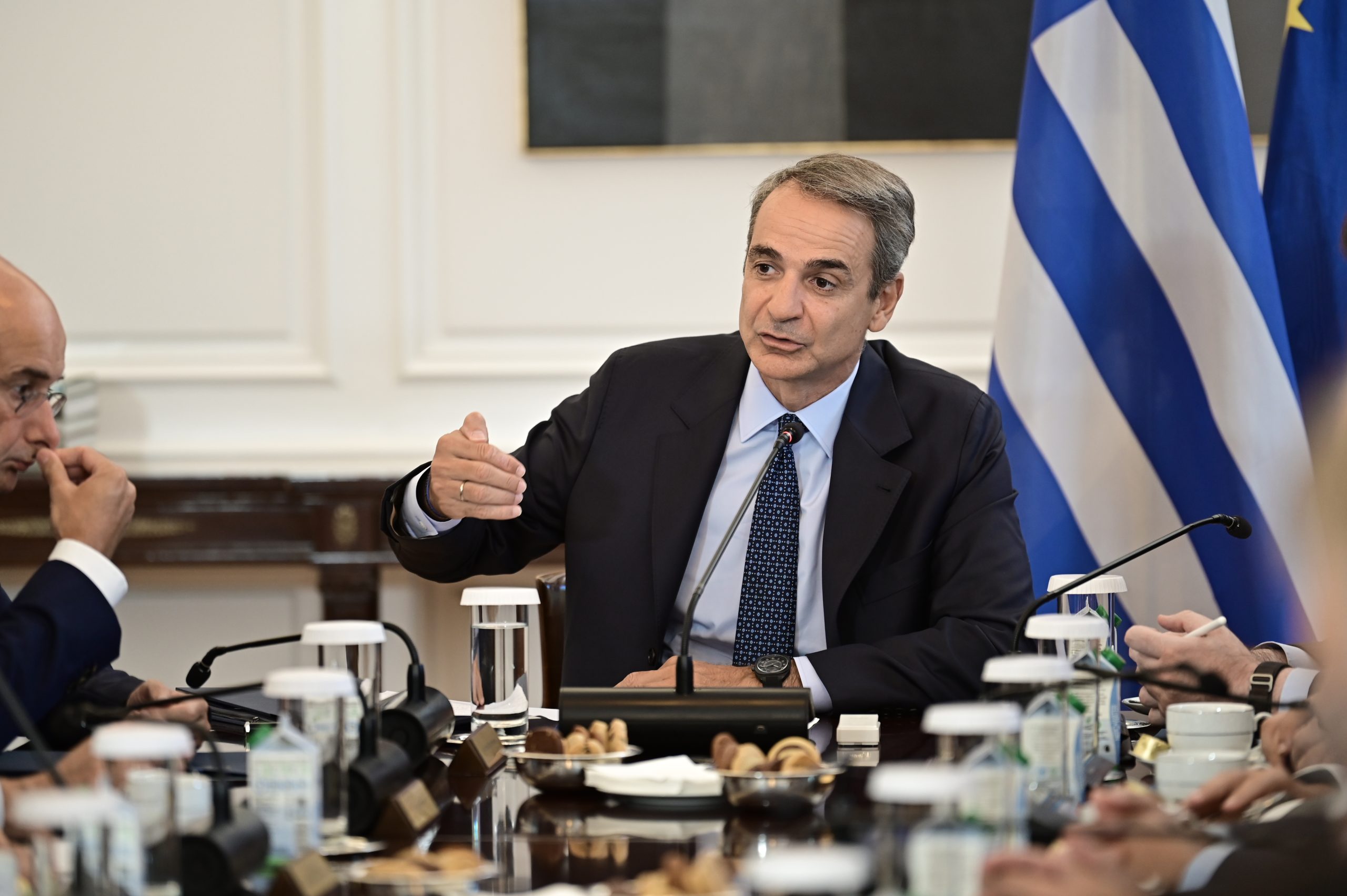 Εσωκομματικό μπρα ντε φερ με διπλή παρέμβαση Μητσοτάκη σήμερα, ομιλία Δένδια και απουσίες με νόημα