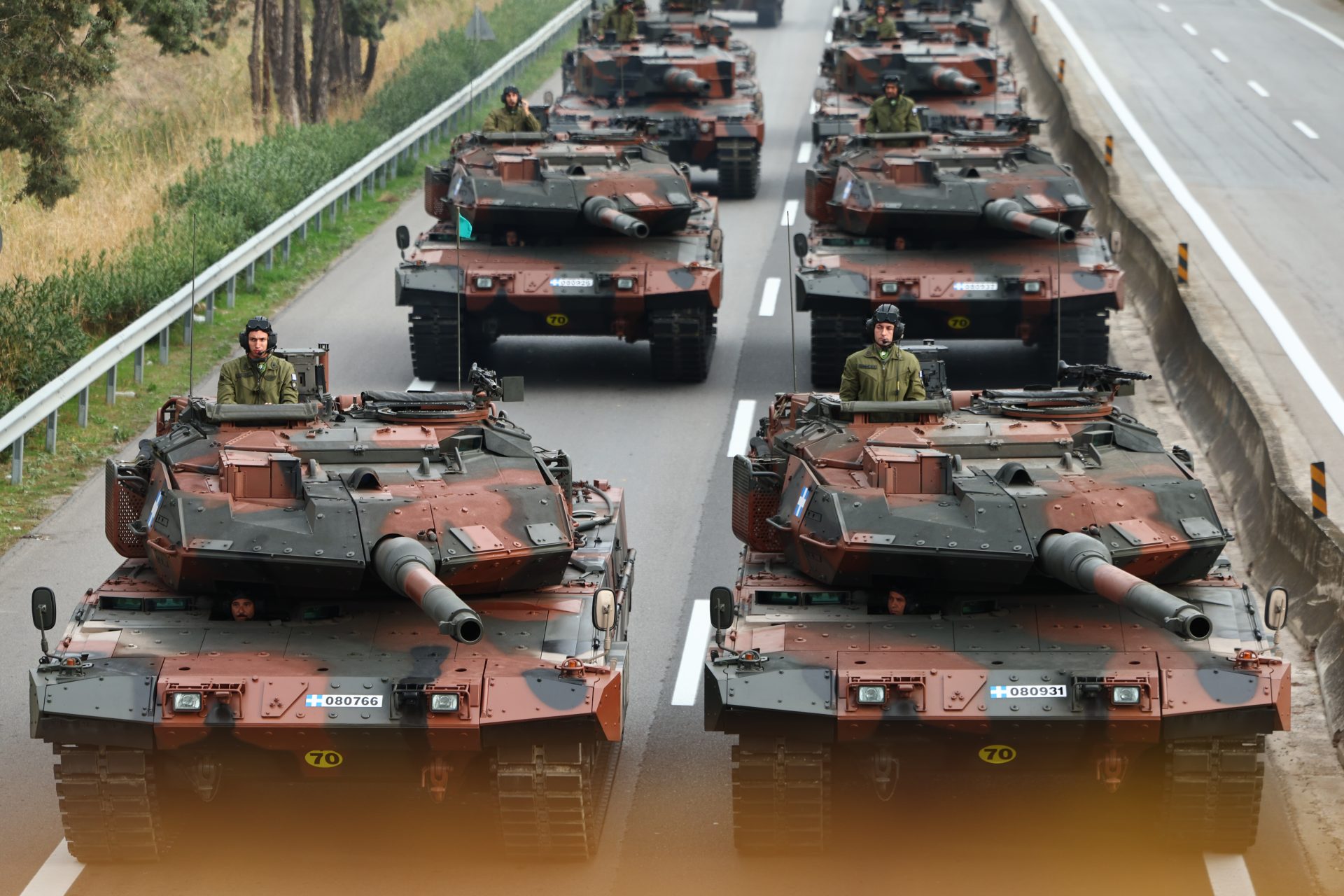 Θεσσαλονίκη: Τα άρματα βγήκαν στην Εθνική Οδό (φωτορεπορτάζ)