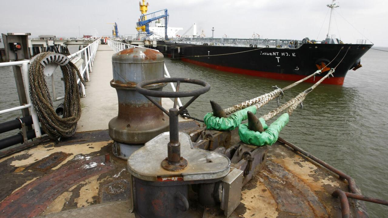 Το Ηνωμένο Βασίλειο απαγορεύει τις θαλάσσιες υπηρεσίες για τις ρωσικές εξαγωγές LNG