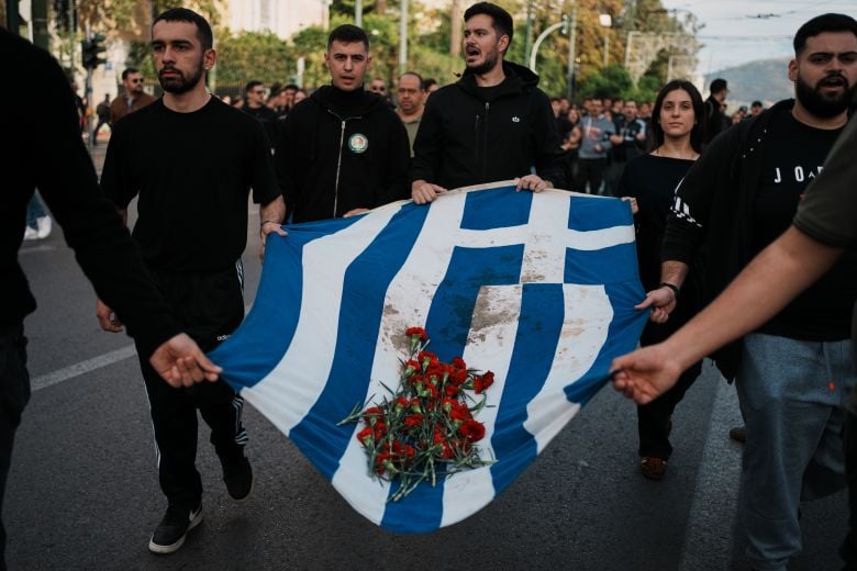 H αιματοβαμμένη σημαία του Πολυτεχνείου έφθασε στην αμερικανική πρεβεία – News.gr