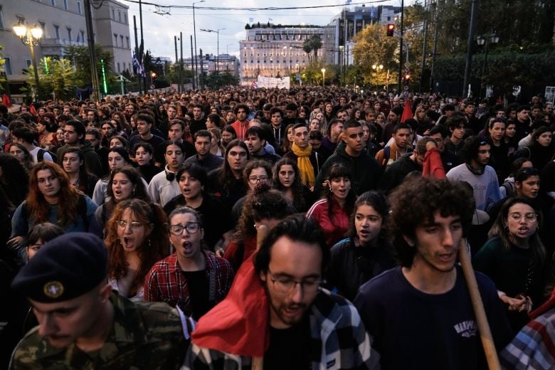 Σε εξέλιξη η πορεία για το Πολυτεχνείο – Με νεανικό παλμό, αλλά οργανωμένα και συντεταγμένα τα μπλοκ των φοιτητικών συλλόγων