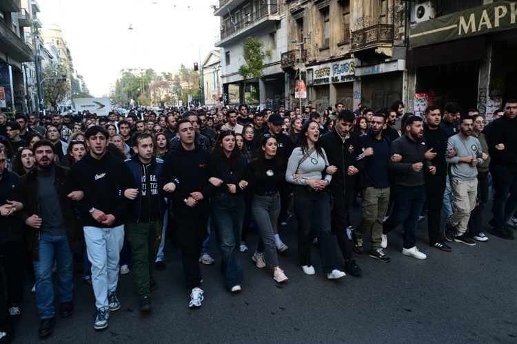 Στην κορυφή της πορείας προς την αμερικανική πρεσβεία η αιματοβαμμένη σημαία-σύμβολο του Πολυτεχνείου