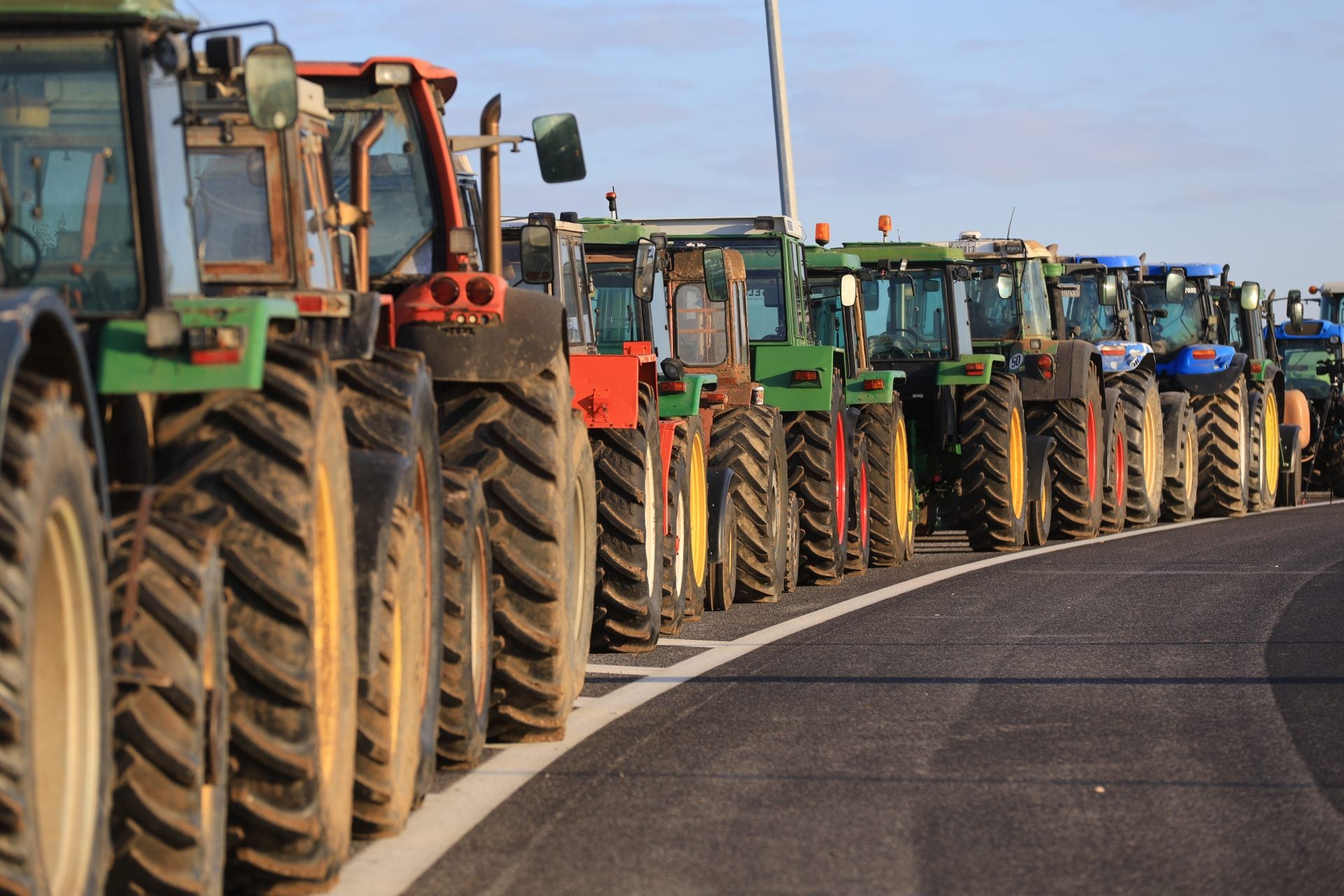 Σε αποκλεισμό της Εθνικής Οδού Αθηνών-Λαμίας προχώρησαν οι αγρότες της Φθιώτιδας