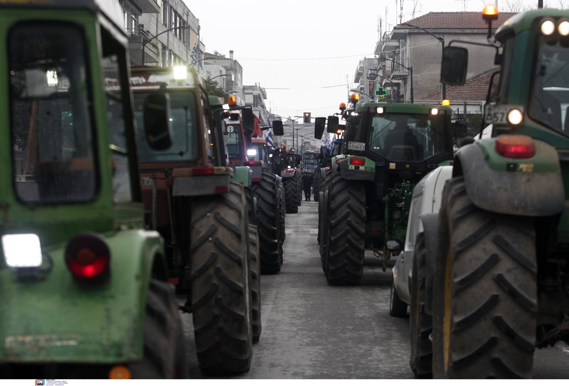 Κλιμακώνουν οι αγρότες με αποκλεισμούς δρόμων και κλείσιμο παρακαμπτηρίων