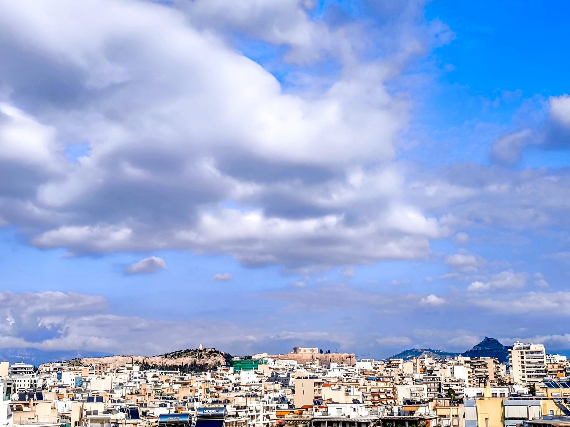 Νεφώσεις με ασθενείς τοπικές βροχοπτώσεις