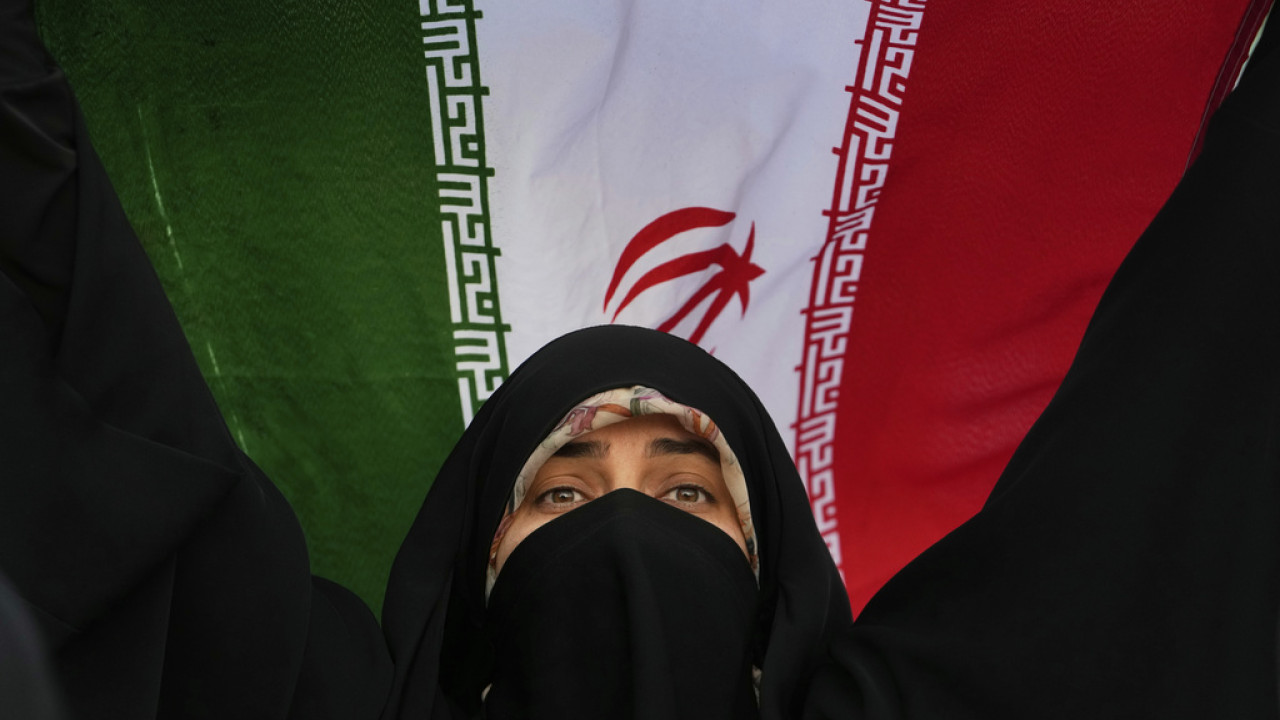 Ιράν: Δεν θα εκτελεστεί μια νεαρή γυναίκα που κατηγορήθηκε ότι σκότωσε τον βίαιο σύζυγό της