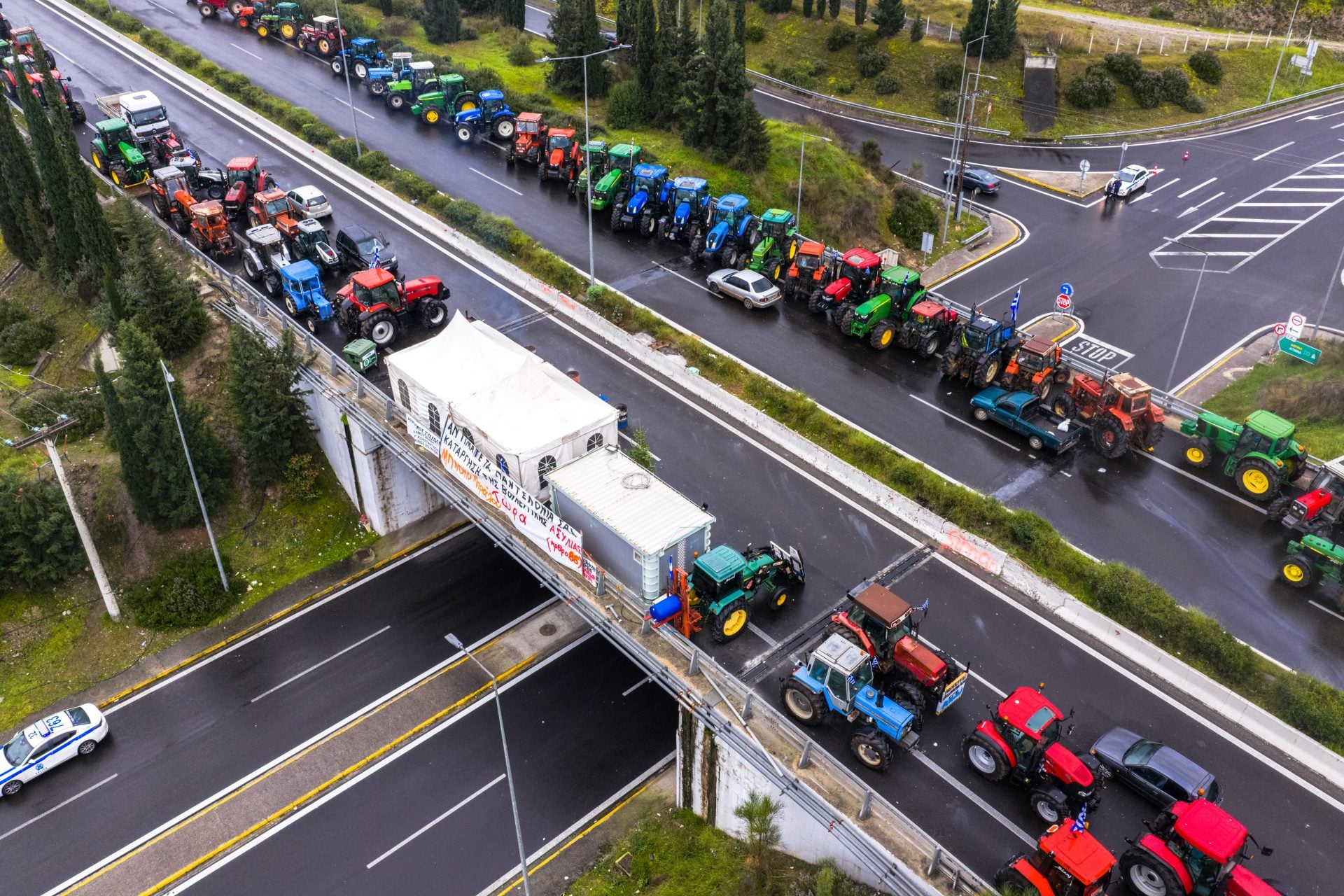 Ουρές χιλιομέτρων και παρακάμψεις ακόμη και από χωματόδρομους