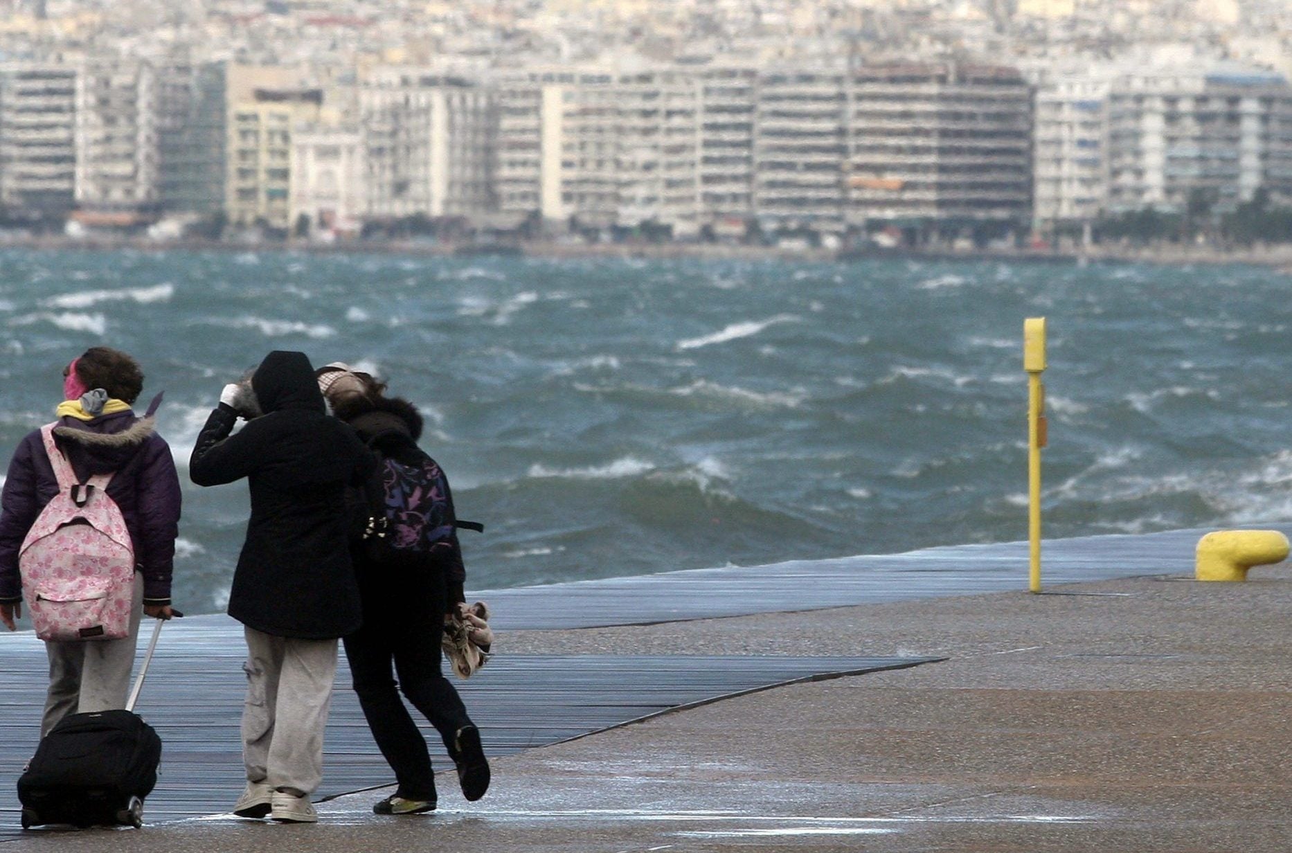Ισχυροί βόρειοι άνεμοι έως 7 μποφόρ στη Θεσσαλονίκη – Προειδοποίηση για πτώσεις δέντρων