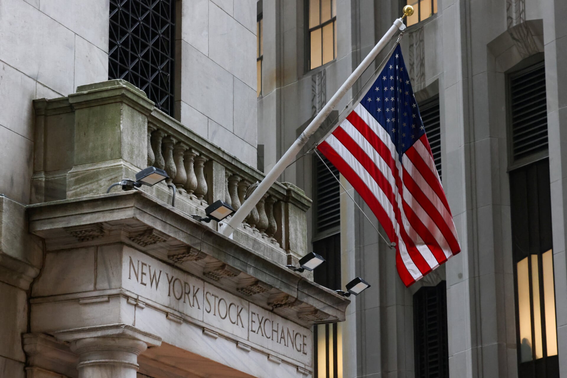 Πιέσεις στη Wall Street από τις μετοχές τεχνητής νοημοσύνης – Οριακές απώλειες για S&P 500 και Nasdaq