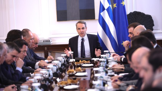 Μητσοτάκης: Εκβιαστικά διλήμματα και νέες υποσχέσεις, 7 χρόνια μετά, για αναμέτρηση με το βαθύ κράτος