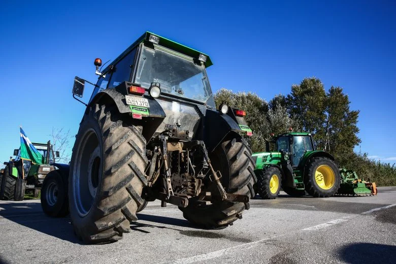 Κλιμακώνουν τον αγώνα οι αγρότες στη Δυτική Θεσσαλία με αποκλεισμούς δρόμων