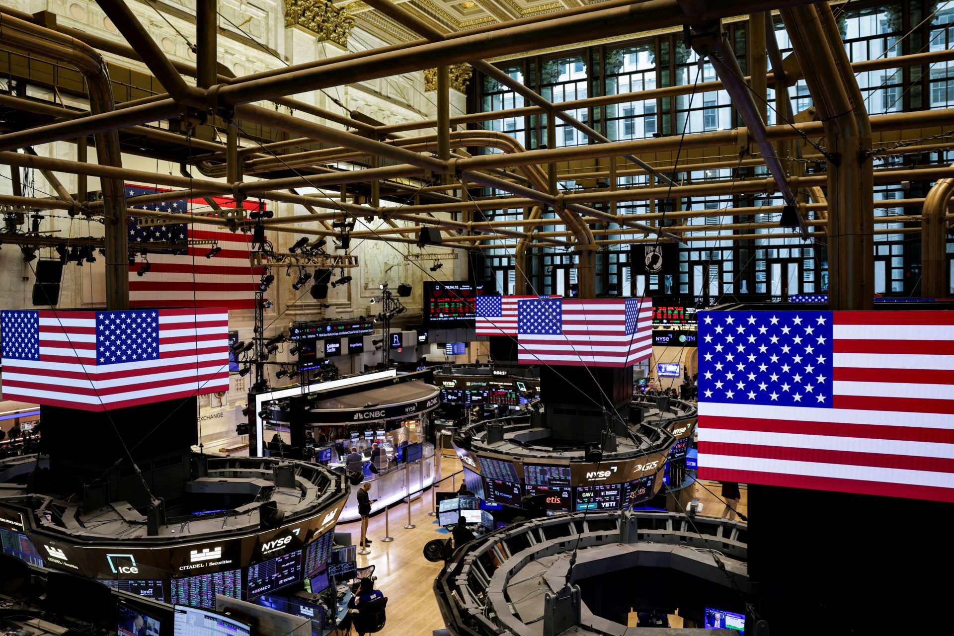 Wall Street: Υποχωρούν S&P500 και Dow Jones