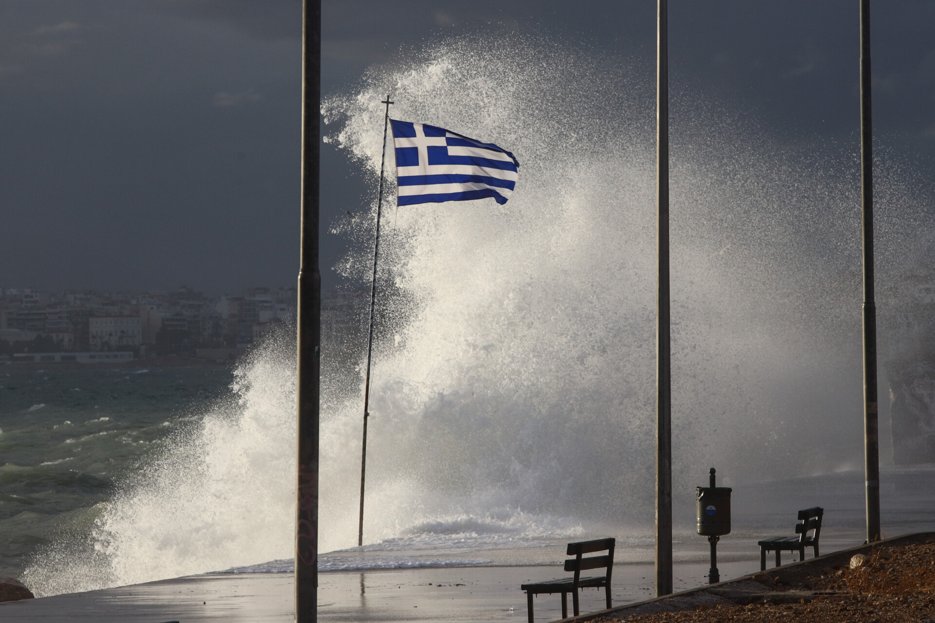 Πειραιάς: Ποια δρομολόγια πλοίων θα πραγματοποιηθούν απόψε – Δεμένα τα πλοία στα περισσότερα λιμάνια λόγω μποφόρ