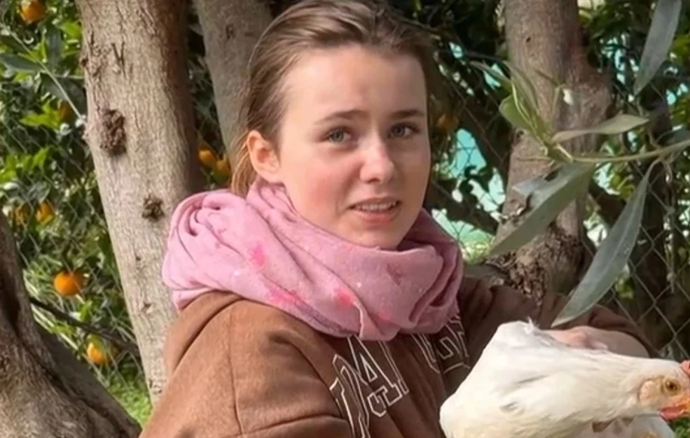 Προσπάθησε να εξαφανιστεί πριν από δύο χρόνια σε σχολική εκδρομή – «Πουλούσε τα ρούχα και τις τσάντες της» – News.gr