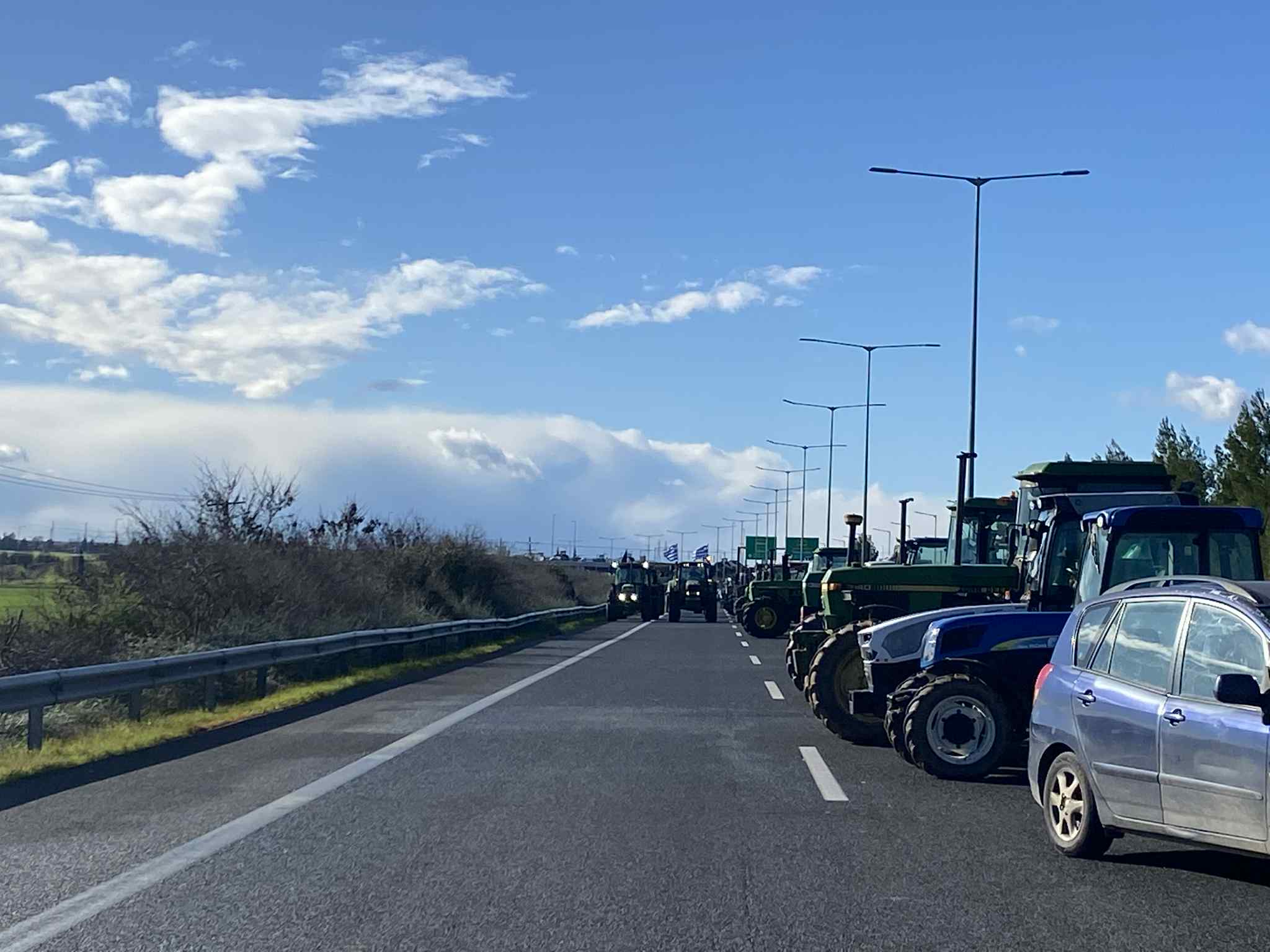 Αγρότες: Κλειστή η Αθηνών - Λαμίας στο Κάστρο, στο δρόμο για τα Τέμπη οι Λαρισαίοι - Νέες απειλές από το Μαξίμου
