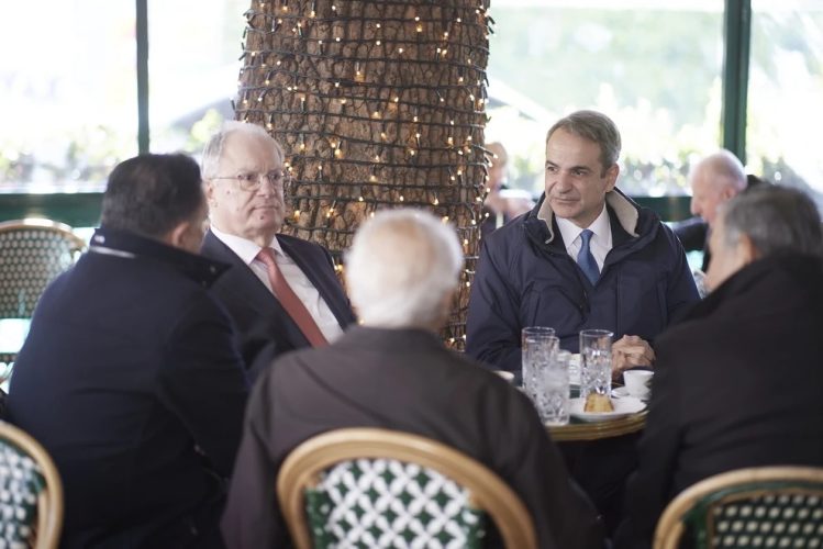 Ο πρώτος καφές της χρονιάς για Μητσοτάκη και Τασούλα στο Κολωνάκι – Ο πρωθυπουργός αποκάλυψε την πρόταση γάμου του γιου του στη Μαρία Σάκκαρη