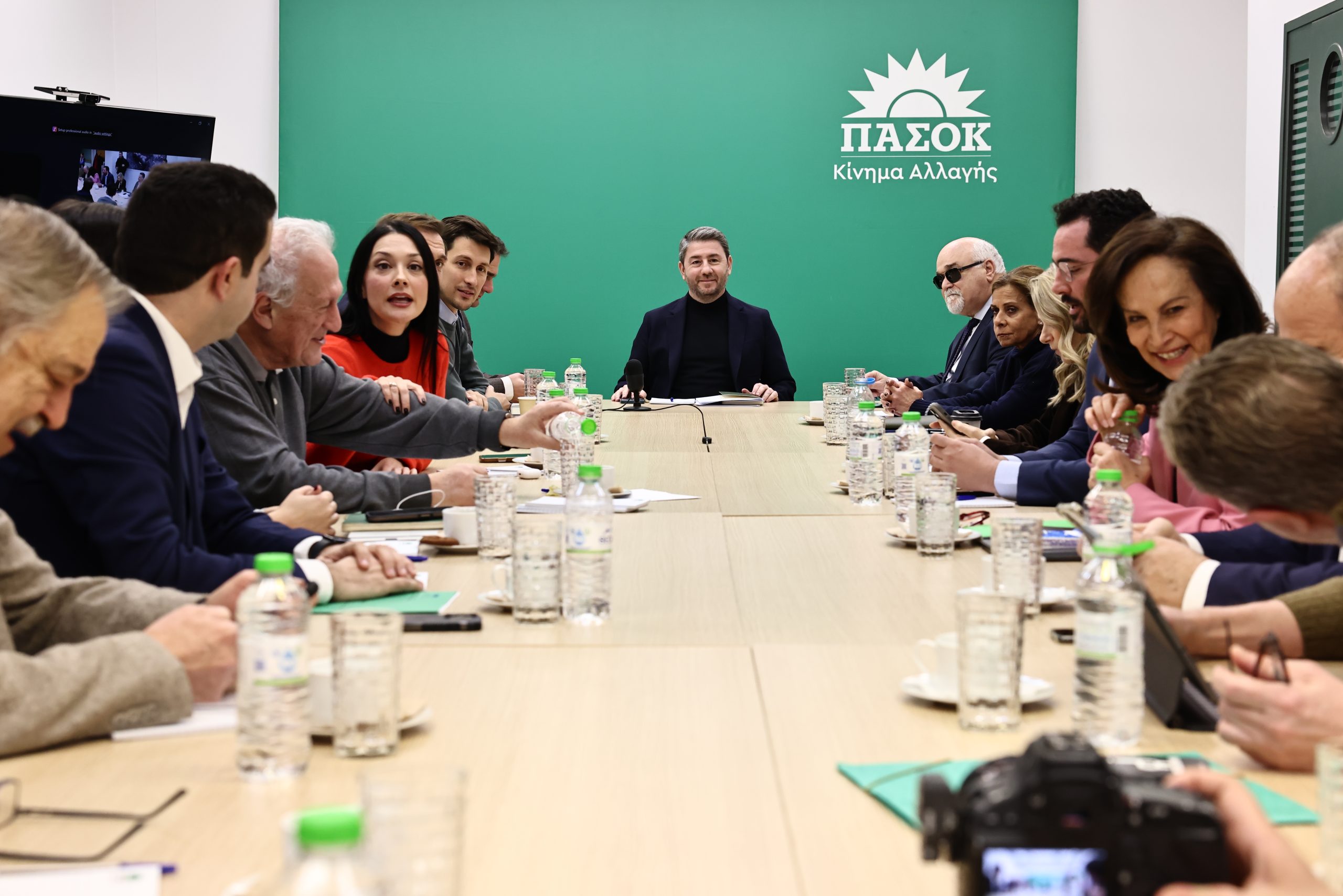 ΠΑΣΟΚ: Διεύρυνση, αμφισβήτηση και επίδειξη δύναμης - Τι έγινε στην Πολιτική Γραμματεία και στην πίτα Γερουλάνου