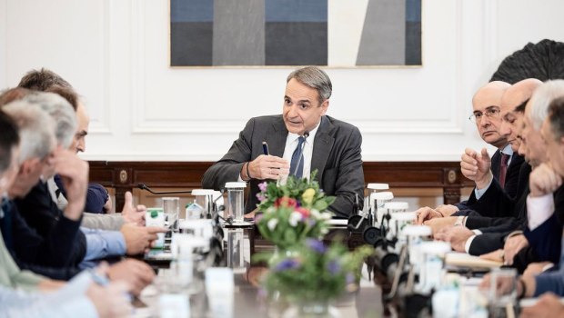 Καρφιά για τους απόντες από τον Μητσοτάκη, με υποσχετικές για το μέλλον «γλυκαίνει» τους παρόντες