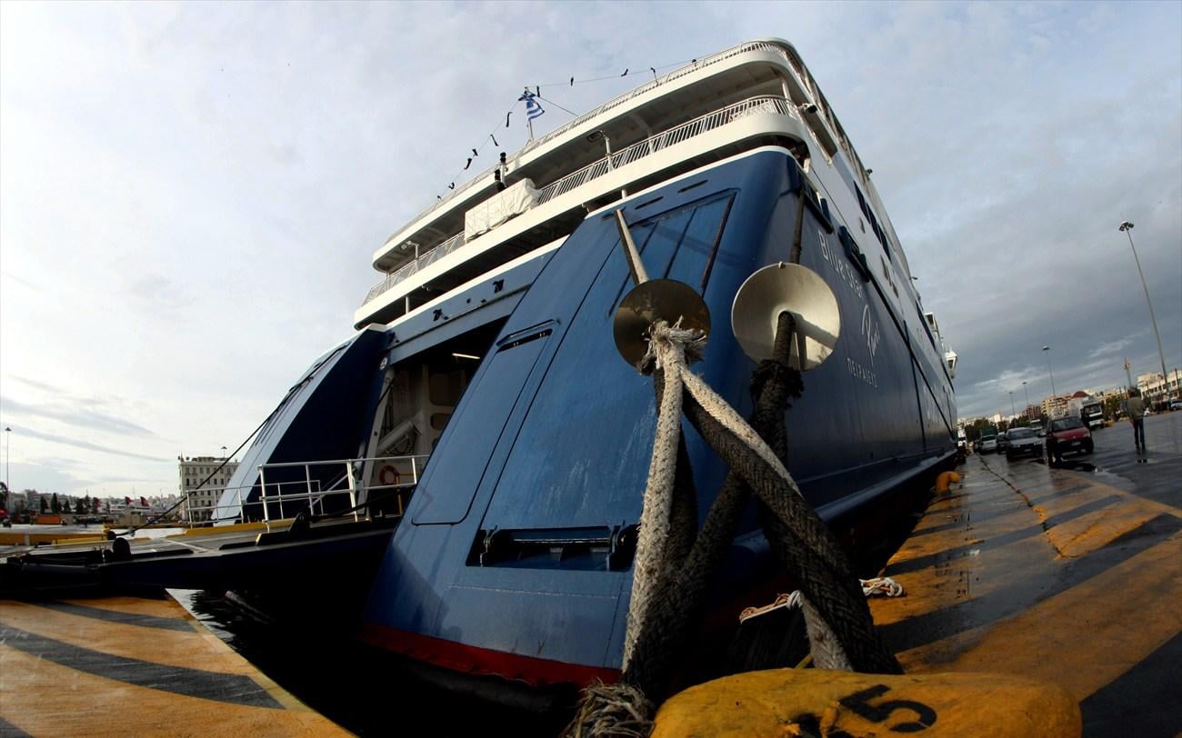 «Δεμένα» τα πλοία σε αρκετά λιμάνια λόγω των θυελλωδών ανέμων