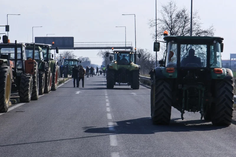 Σήμερα οι αποφάσεις για 48ωρο αποκλεισμό μετά τις κυβερνητικές εξαγγελίες – Ανοιχτοί οι δρόμοι στα αγροτοκτηνοτροφικά μπλόκα στη Βόρεια Ελλάδα