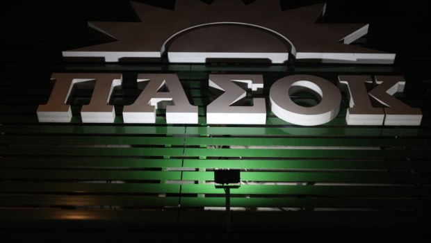 ΠΑΣΟΚ: Η «βάσανος» της διεύρυνσης, η «μεταγραφολογία» και οι εσωκομματικές γκρίνιες