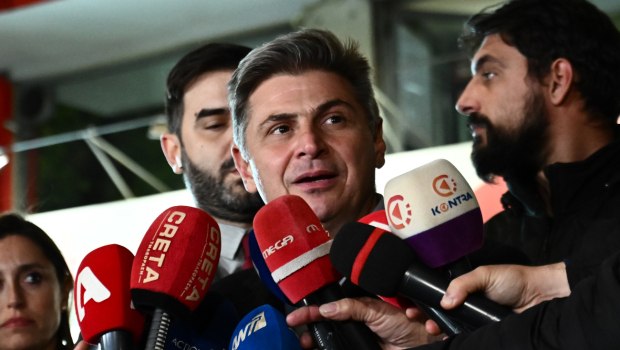 Δεν παραδίδει την έδρα ο Φαραντούρης - «Ο ΣΥΡΙΖΑ απομακρύνθηκε από τα μαζικά κινήματα»