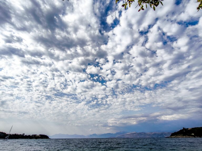 Νεφώσεις και τοπικές βροχές στις περισσότερες περιοχές της χώρας