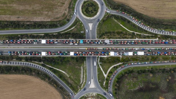 Ανυποχώρητοι οι αγρότες ετοιμάζονται για τον 48ωρο αποκλεισμό - Νέο αφήγημα και σχέδια για πρόστιμα από το Μαξίμου