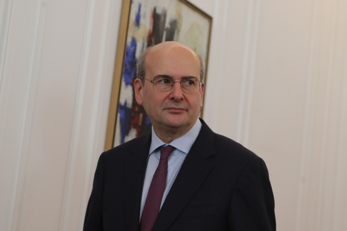 Το άσπρο μαύρο κάνουν Χατζηδάκης και Πλεύρης για να δικαιολογήσουν τη δήλωση Μητσοτάκη για Βενεζουέλα