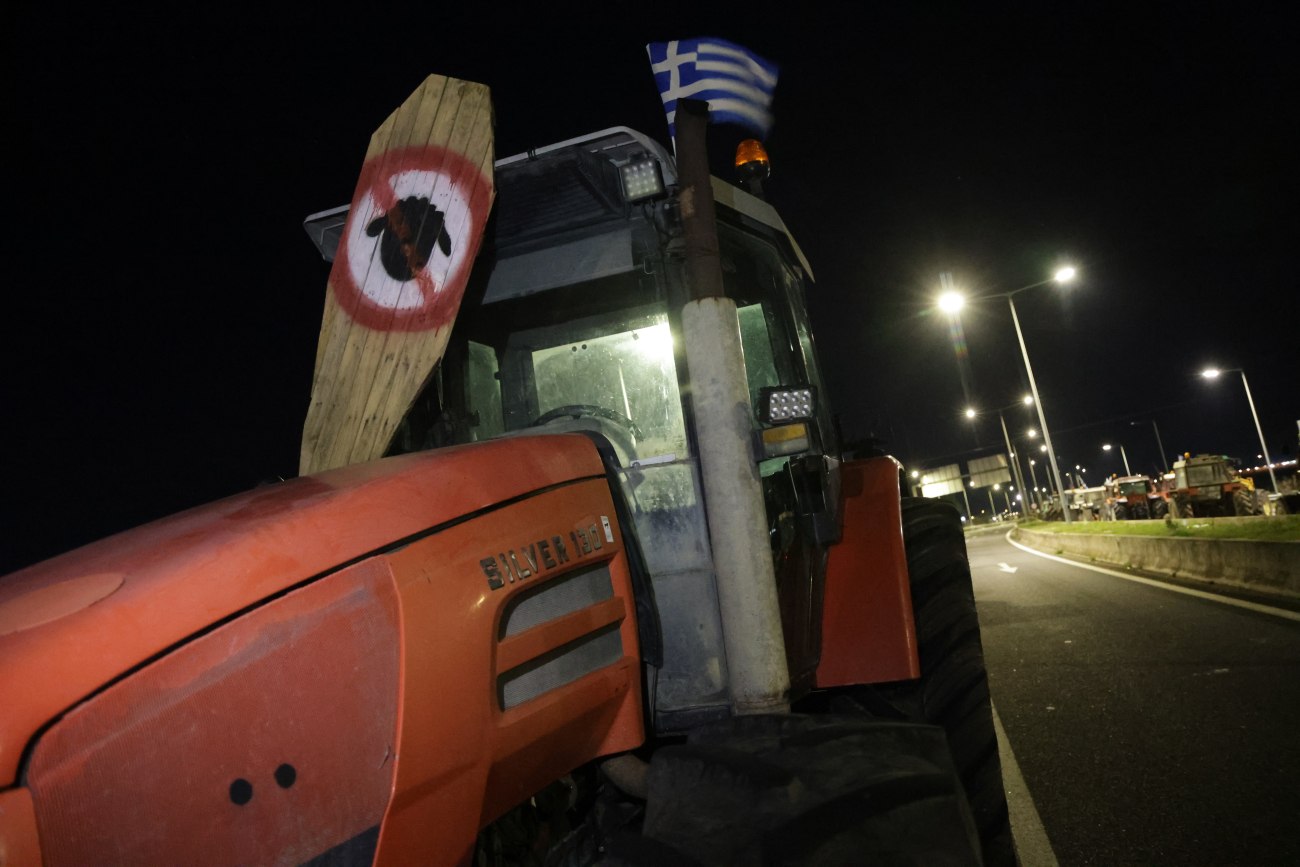 Προς κλιμάκωση οι αγρότες - Σκληρό μπρα ντε φερ με την κυβέρνηση που μοιράζει «τυράκια» και εξαπολύει απειλές