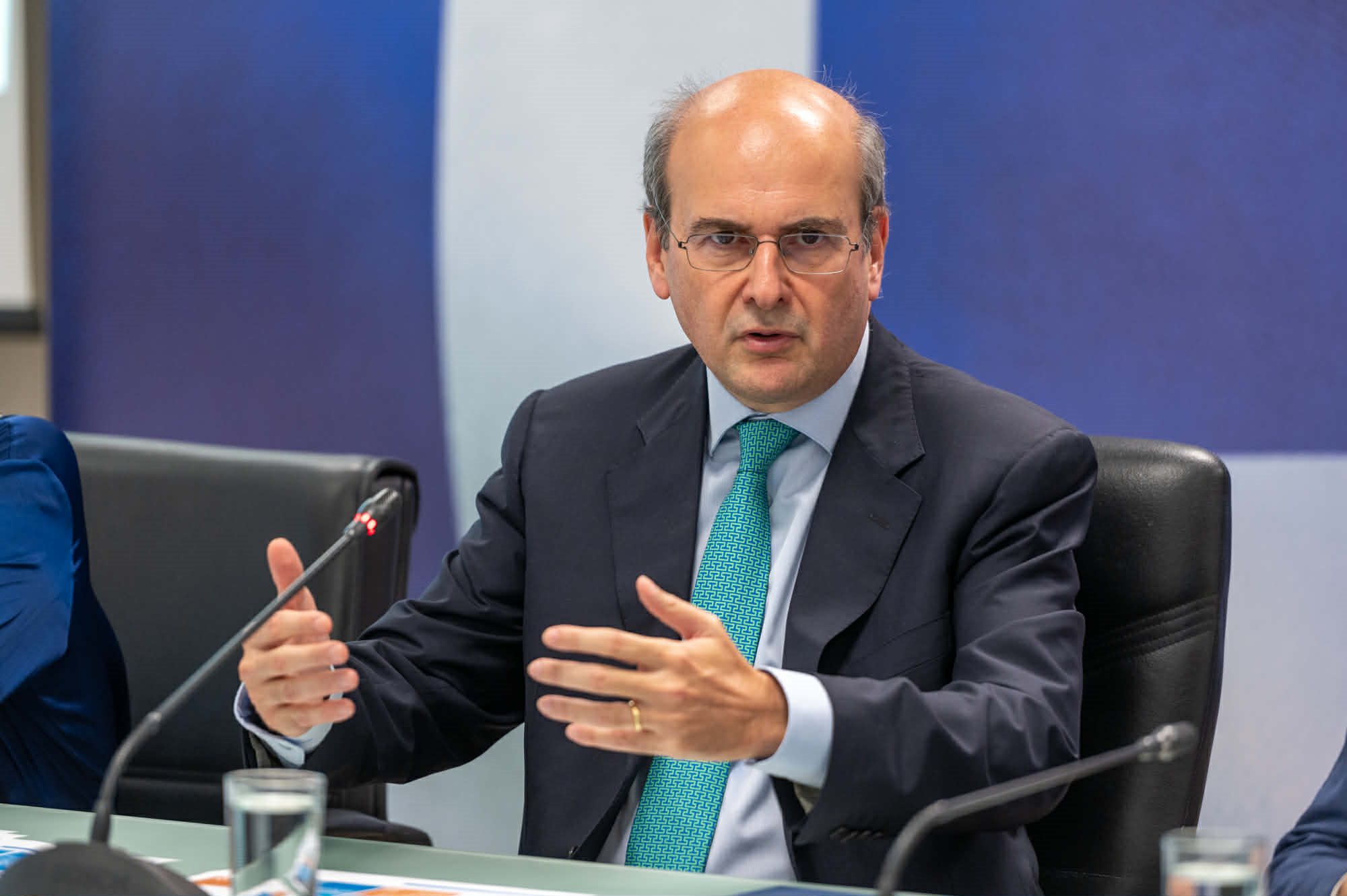 Επτά απαντήσεις και μια αμφίσημη συγγνώμη προς τους αγρότες από τον Χατζηδάκη, βάζει θεμέλια για διάλογο