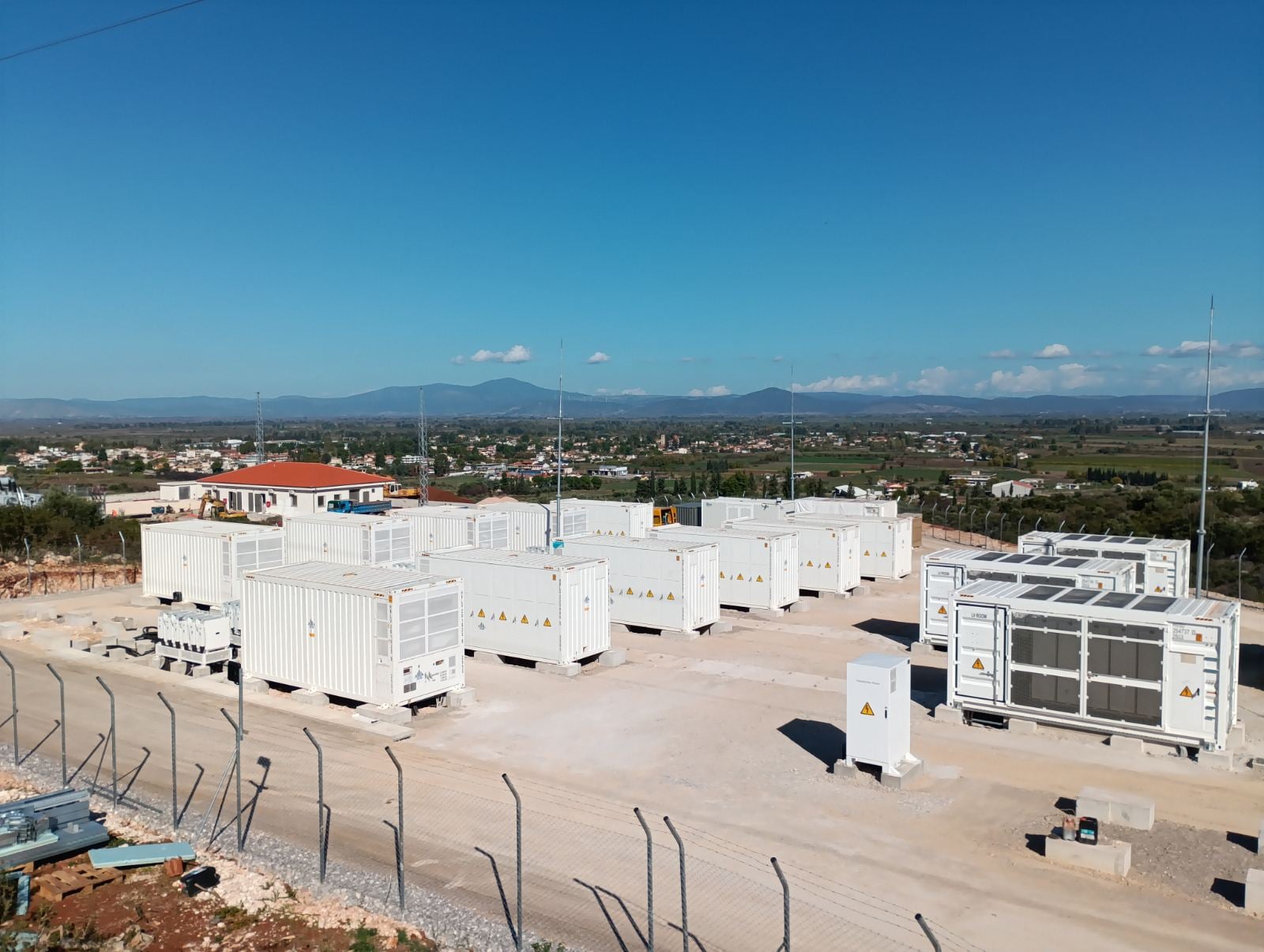 Ολοκλήρωσε την κατασκευή 3 ανεξάρτητων συστημάτων αποθήκευσης ενέργειας στην Ελλάδα