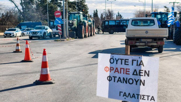 Με ζεστές τις μηχανές περιμένουν τις κυβερνητικές ανακοινώσεις οι αγρότες - Ετοιμάζεται για το plan b το Μαξίμου
