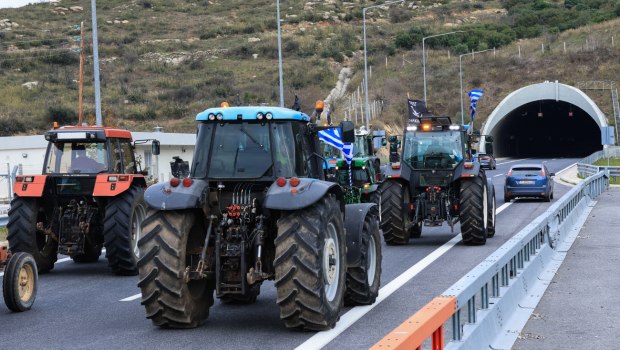 Κλιμακώνουν με 48ωρους αποκλεισμούς οι αγρότες επικαλούμενοι «το δικαίωμα στη ζωή» - Σύγκρουση επιλέγει το Μαξίμου