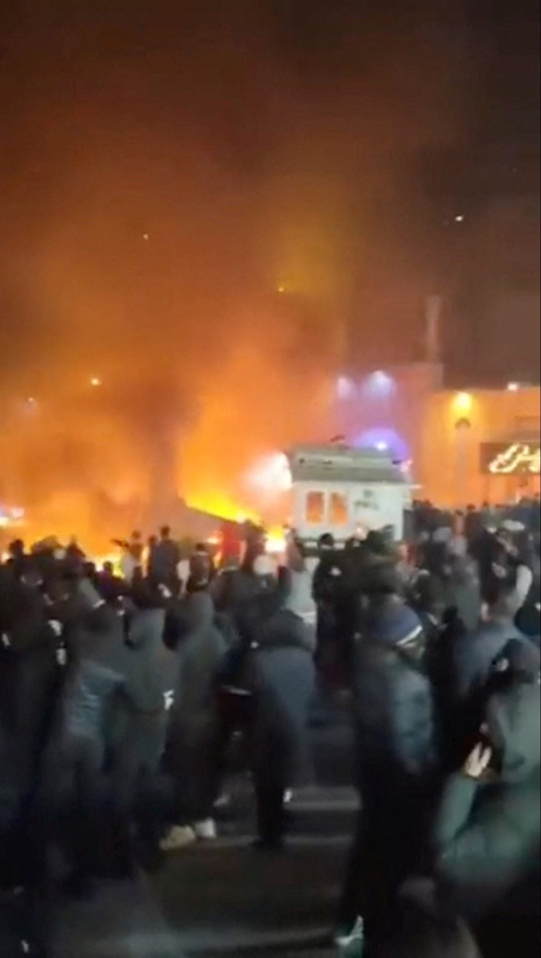 Απειλητικά μηνύματα στα κινητά από τους Φρουρούς της Επανάστασης