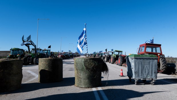 Πυρ ομαδόν κατά της κυβέρνησης για τους χειρισμούς στο αγροτικό