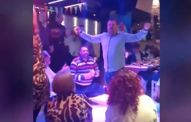 Ο κοινοτάρχης, η σύζυγός του και ο δράστης γλεντούσαν μαζί, λίγο καιρό πριν τη δολοφονία – Δείτε βίντεο – News.gr